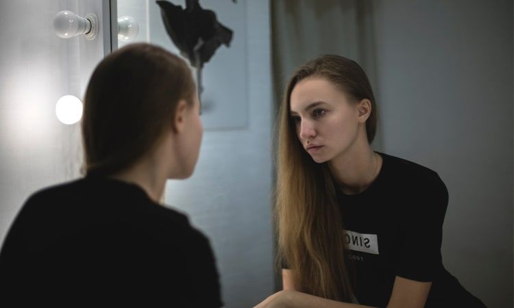 Samoakceptacja a samoocena - jak się kształtują i jak je zbudować?