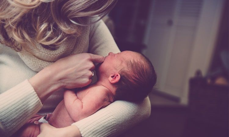 Baby blues i depresja poporodowa - objawy i sposoby leczenia