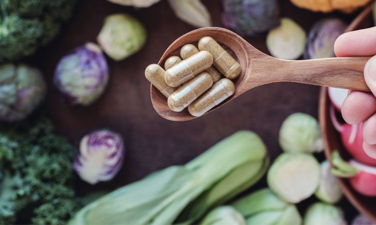 Suplementacja na diecie wegańskiej i wegetariańskiej - jakie witaminy, minerały powinny uzupełniać osoby wykluczające z diety produkty odzwierzęce?