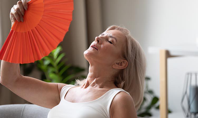 Łagodzenie objawów menopauzy. Co może pomóc?