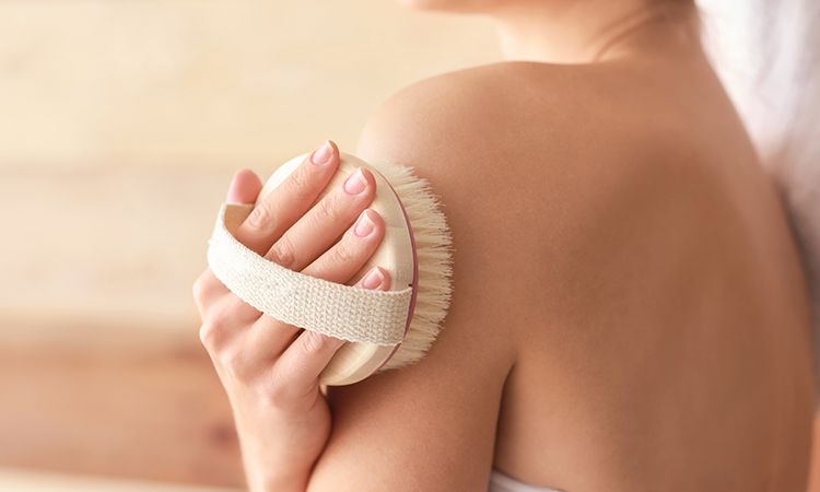 Szczotkowanie ciała na sucho, czyli prosta metoda na ujędrnienie skóry