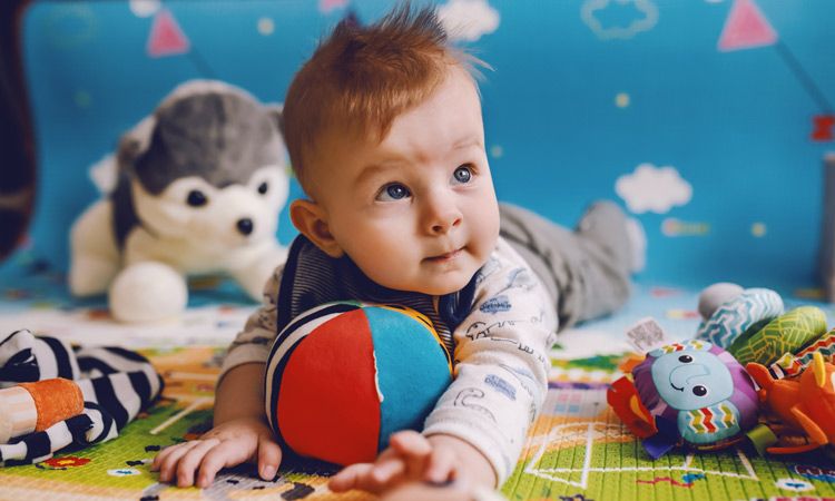 Kreatywne zabawy dla niemowląt, czyli kilka pomysłów na aktywności rozwojowe dla dziecka