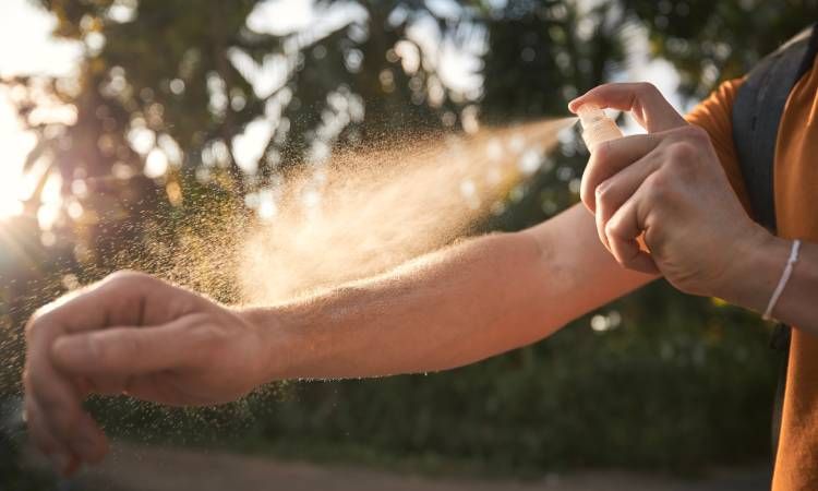 Od zadrapań po swędzenie - niezbędne aerozole w Twojej apteczce