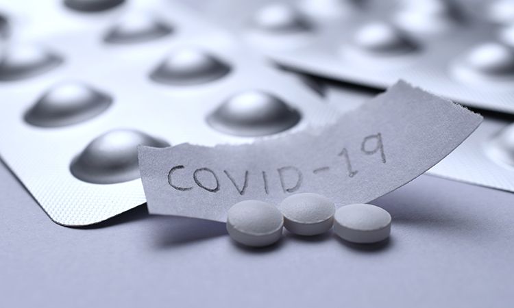 Leki na Covid-19 - jak działają i kiedy można spodziewać się ich w Polsce?